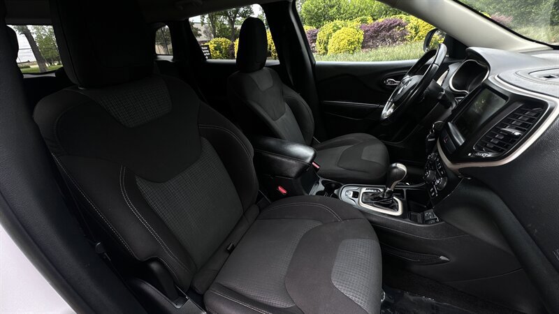 Used 2016 Jeep Cherokee Latitude FWD image 15
