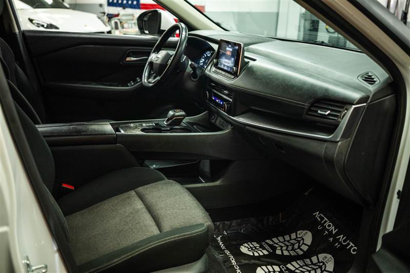 Used 2025 Nissan Rogue SV FWD image 14