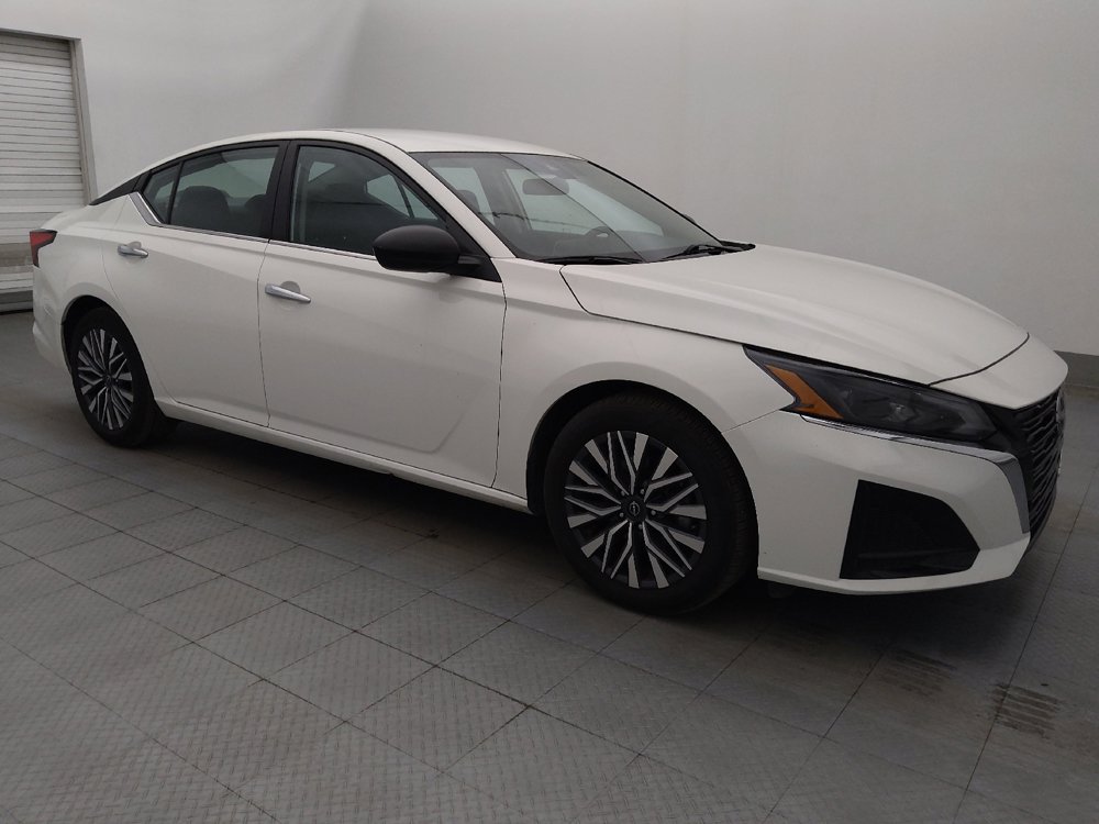 Used 2025 Nissan Altima 2.5 SV FWD image 11