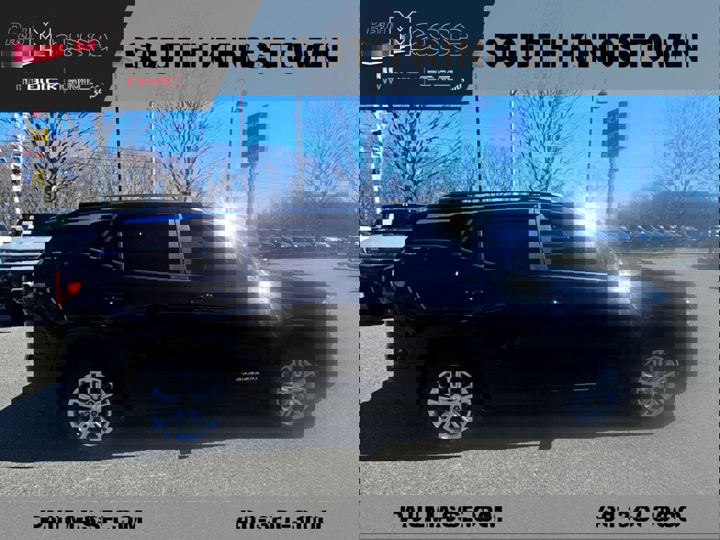 Used 2024 GMC Terrain SLE w/ Driver Convenience Package image 8