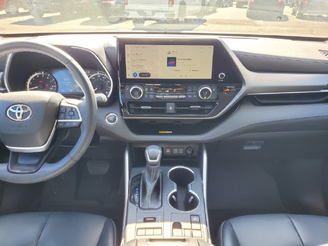 Used 2023 Toyota Highlander XLE AWD/4WD image 15