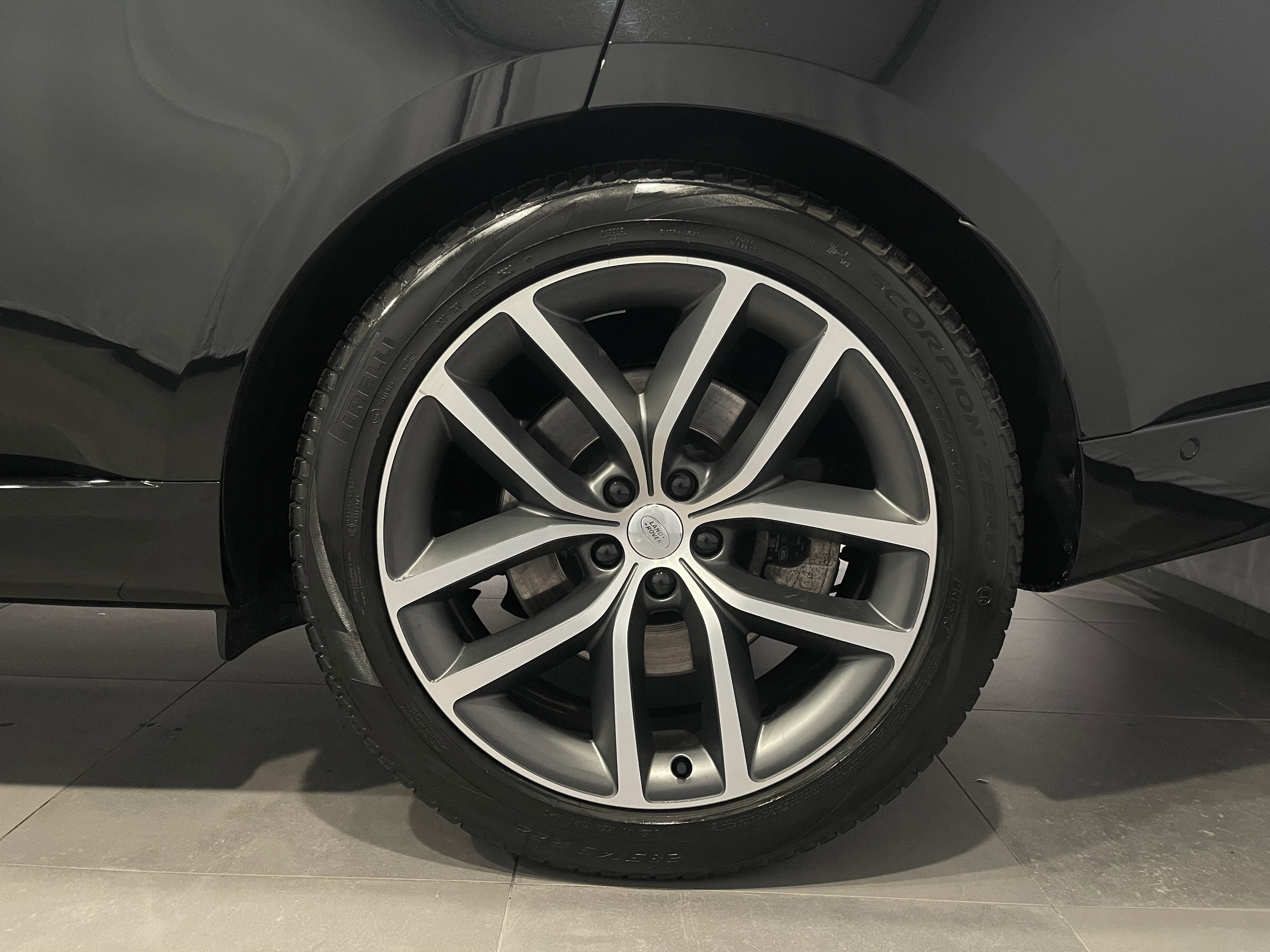 Used 2025 Land Rover Range Rover SE AWD/4WD image 8