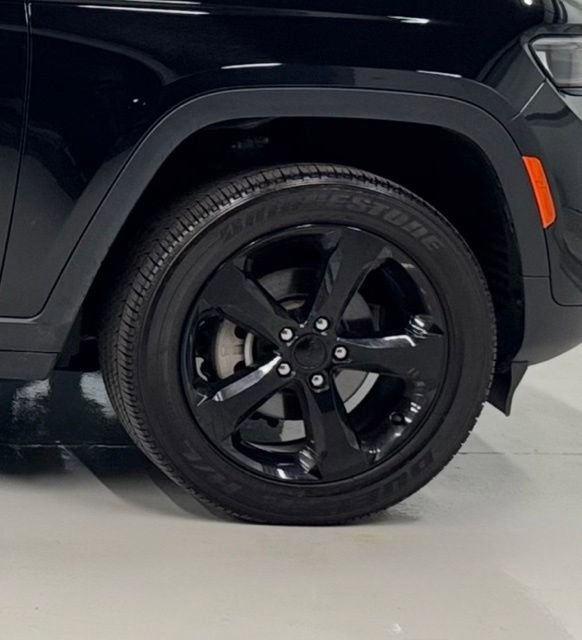 Used 2023 Jeep Grand Cherokee Altitude AWD/4WD image 25