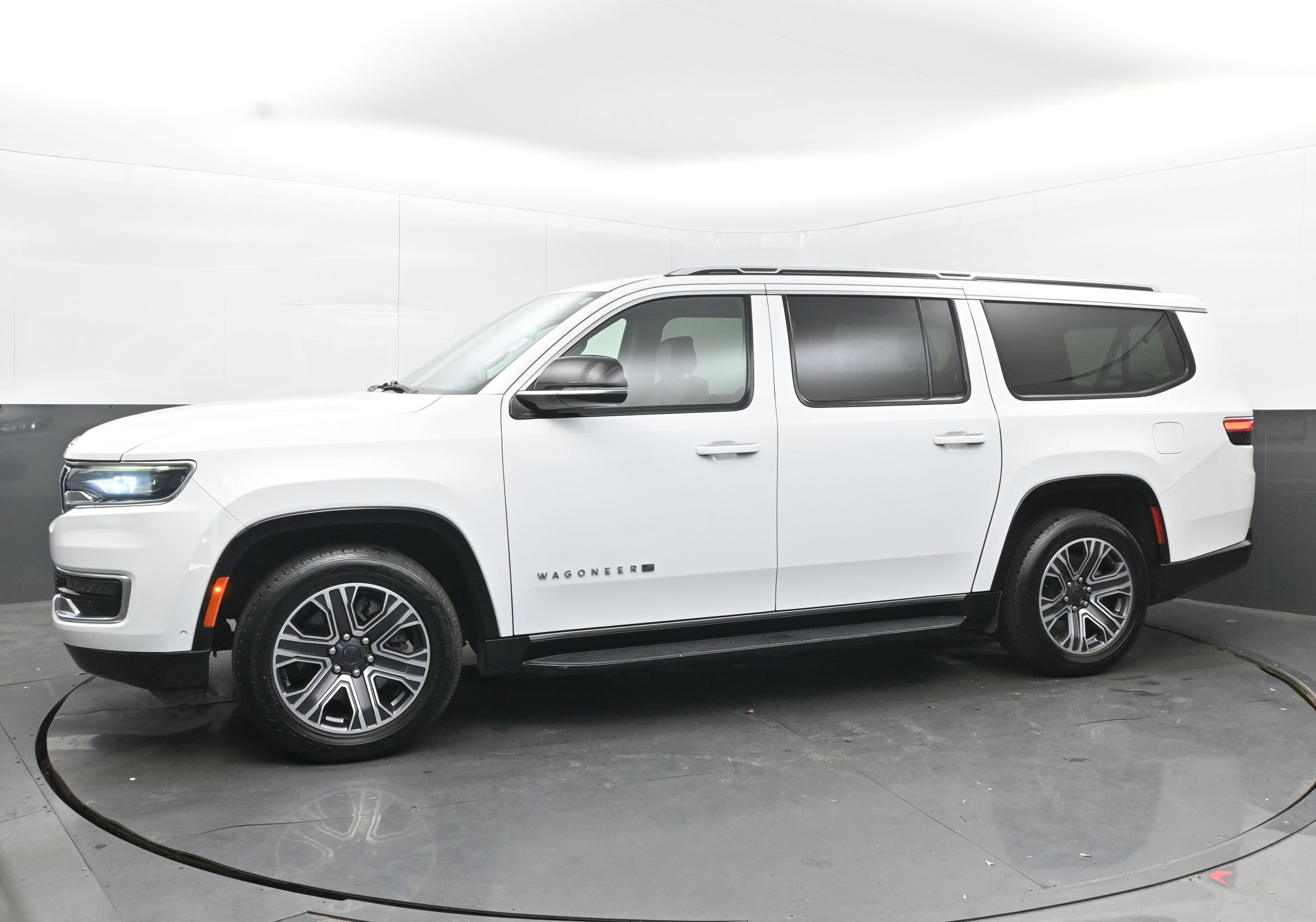 Used 2023 Jeep Wagoneer L Series II image 5