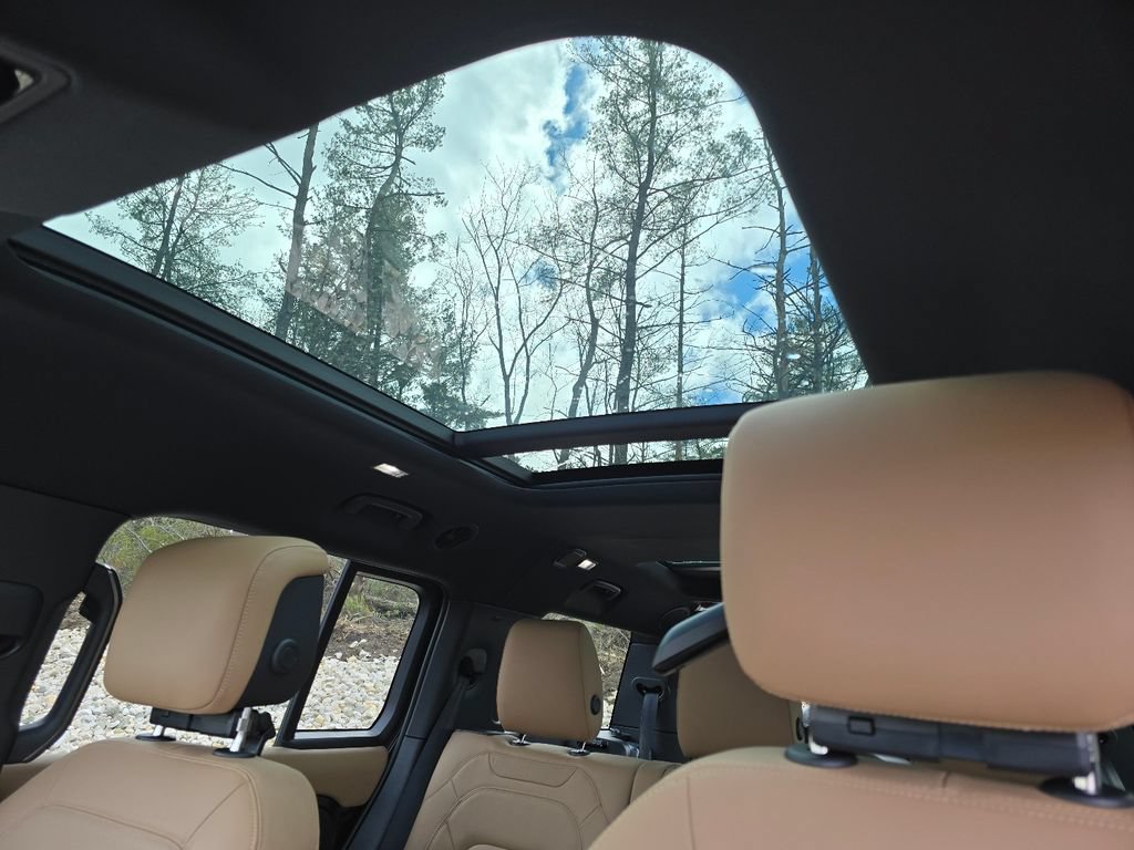 New 2026 Land Rover Defender 130 X-Dynamic SE AWD/4WD image 3