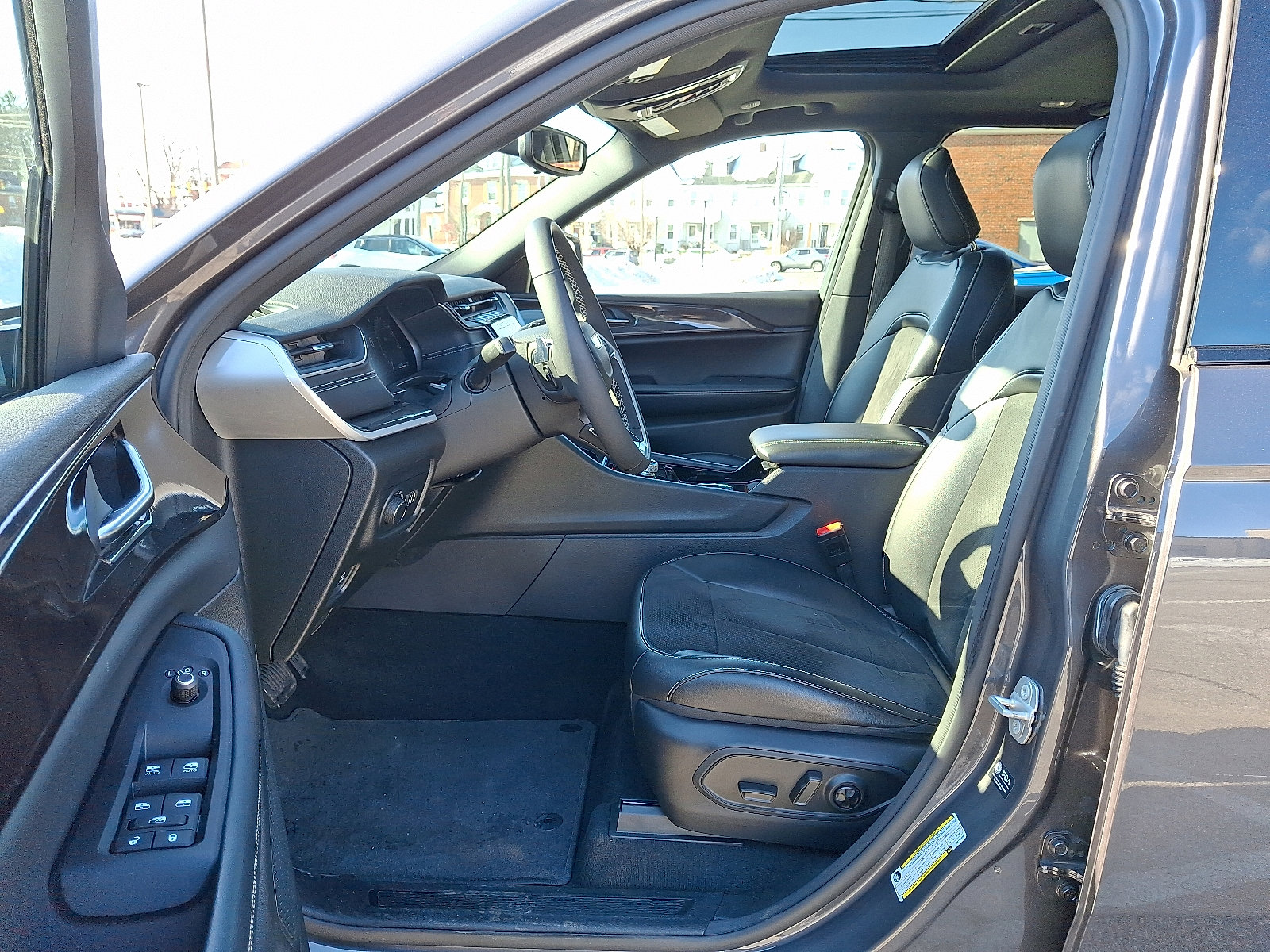 Used 2023 Jeep Grand Cherokee Altitude AWD/4WD image 15