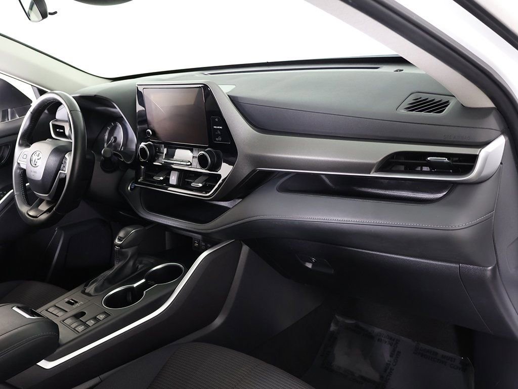 Used 2024 Toyota Highlander LE AWD/4WD image 26