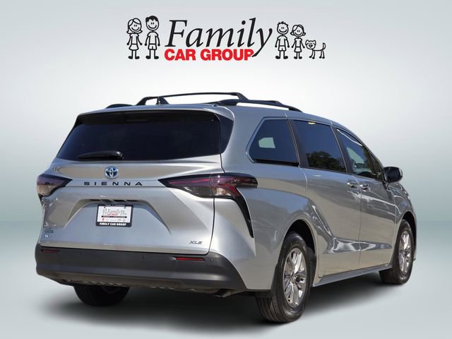 Used 2025 Toyota Sienna XLE image 4