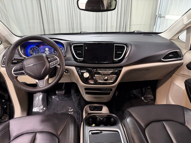 Used 2024 Chrysler Pacifica Touring-L image 13