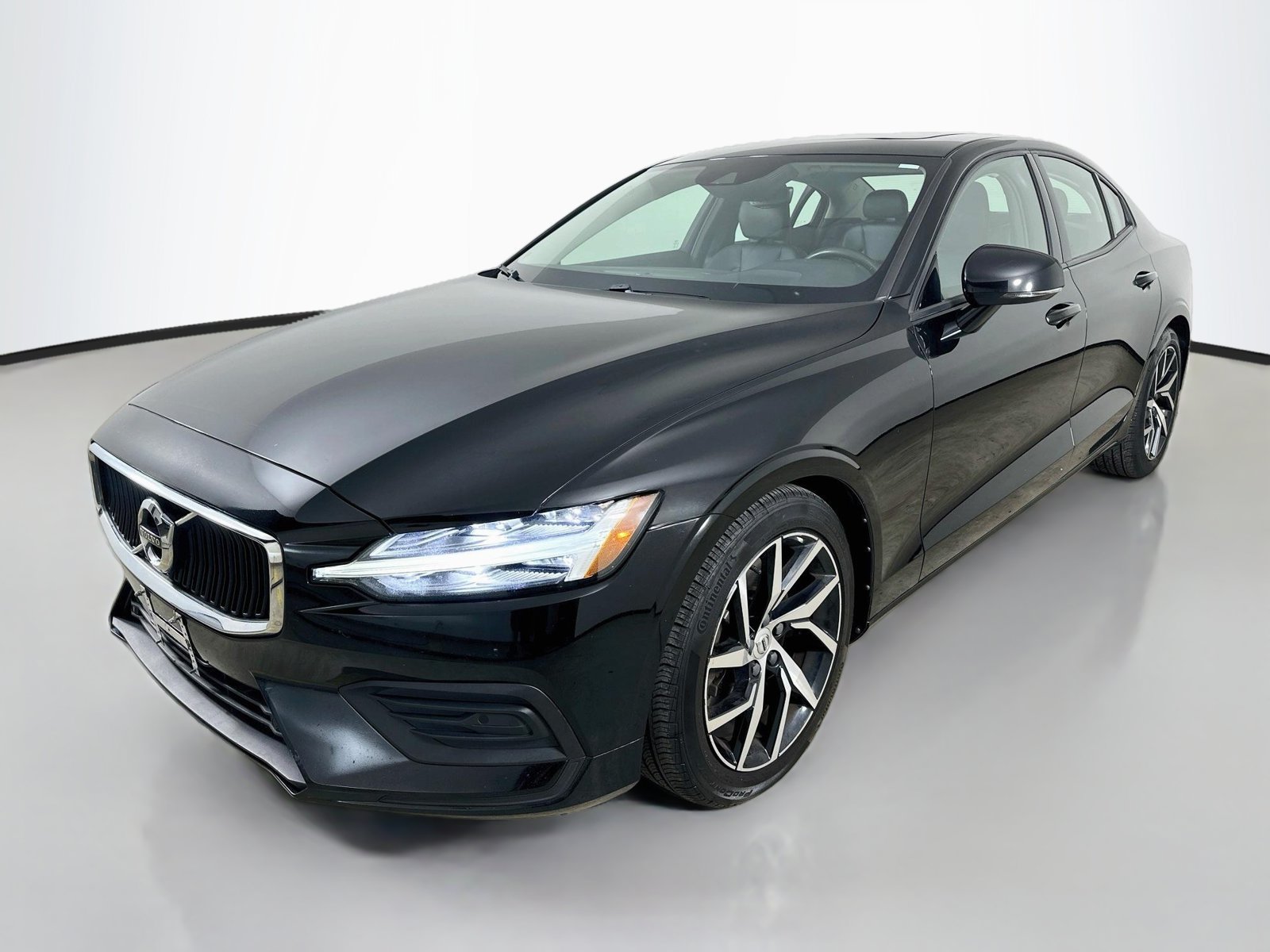 Used 2019 Volvo S60 T6 Momentum w/ Multimedia Package AWD/4WD image 1
