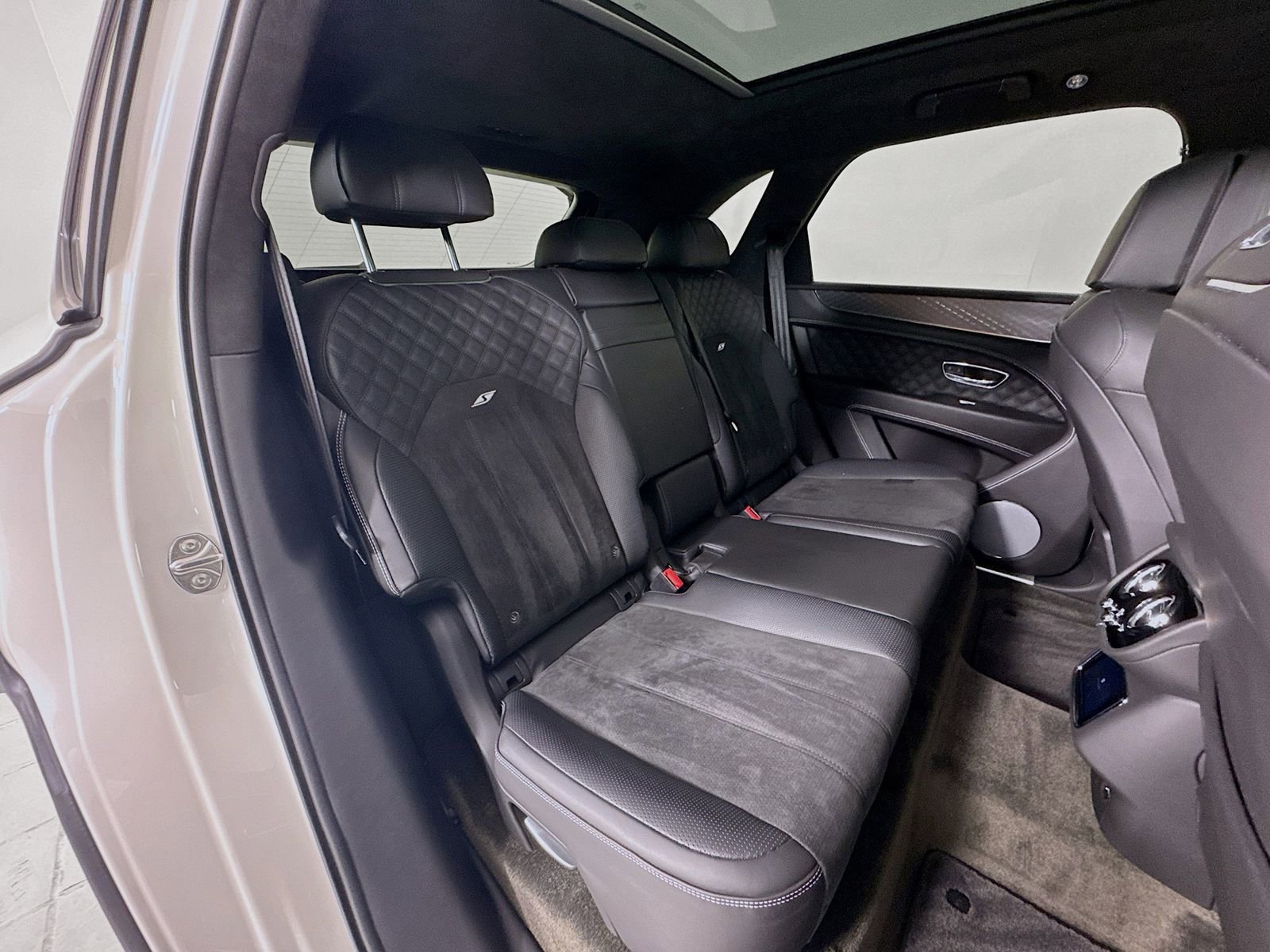 Certified 2022 Bentley Bentayga image 26