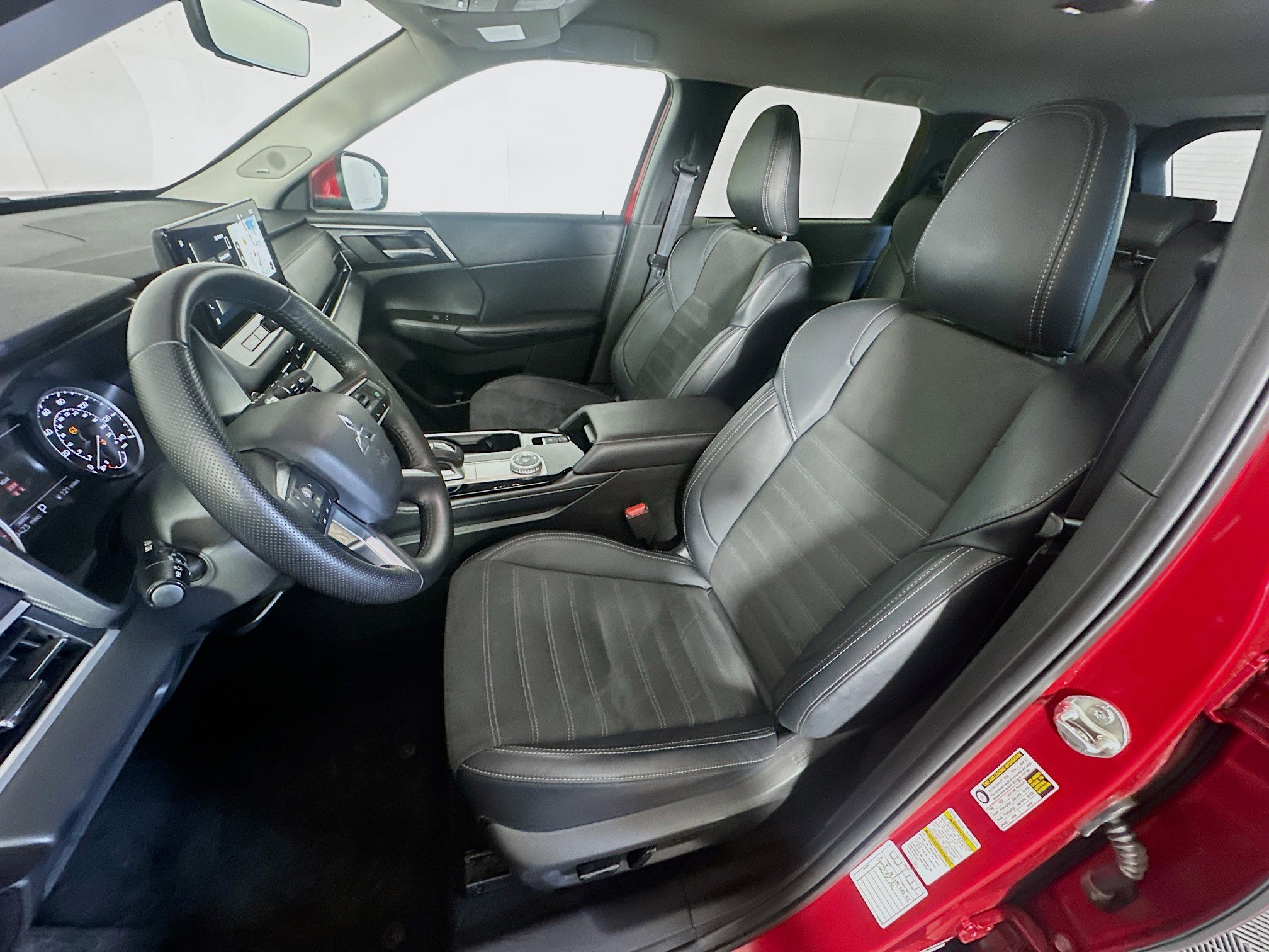 Used 2025 Mitsubishi Outlander SE image 13