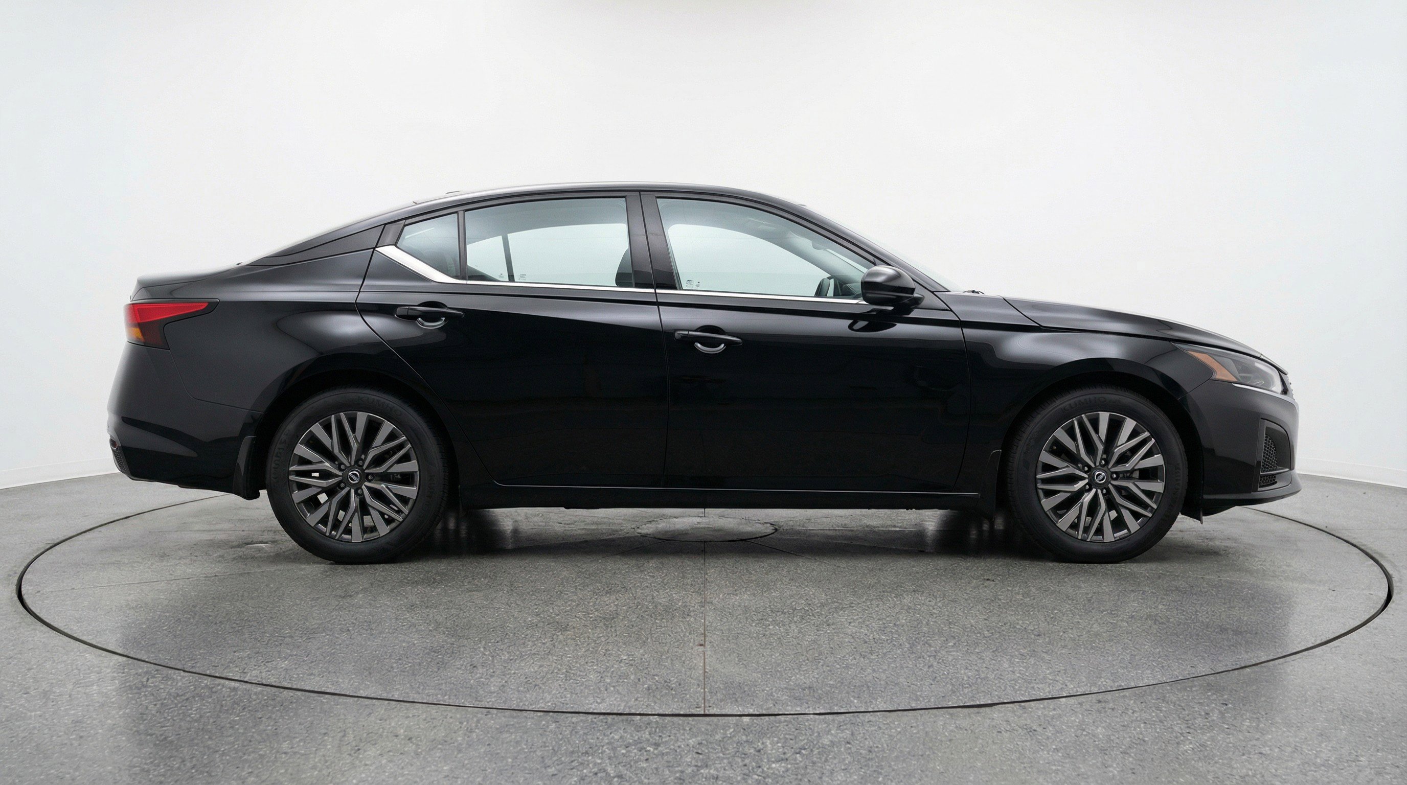 Used 2025 Nissan Altima 2.5 SV image 11