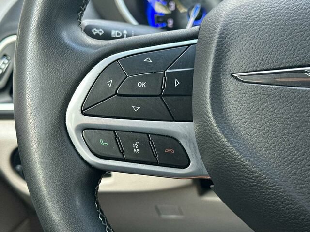 Used 2023 Chrysler Pacifica Touring-L FWD image 28