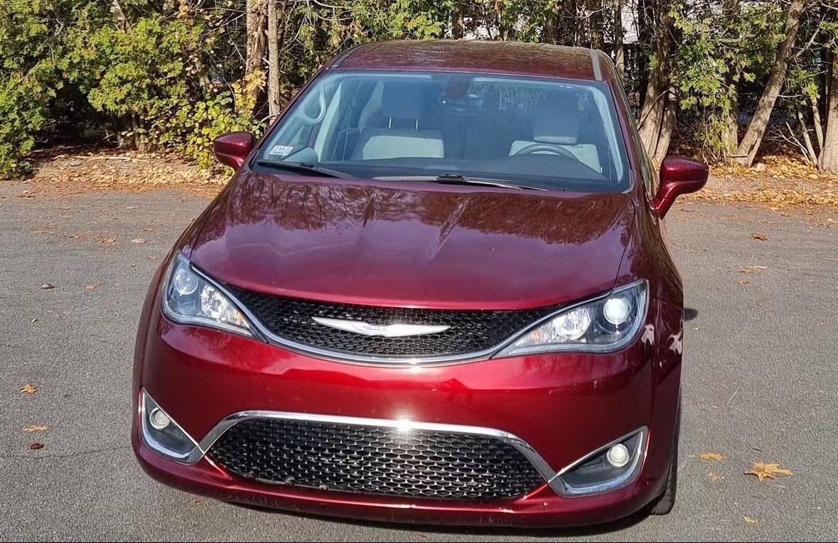 Used 2019 Chrysler Pacifica Touring Plus w/ Tire & Wheel Group image 1