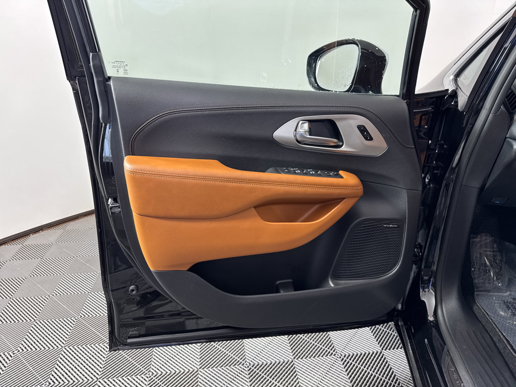 New 2026 Chrysler Pacifica Pinnacle image 40