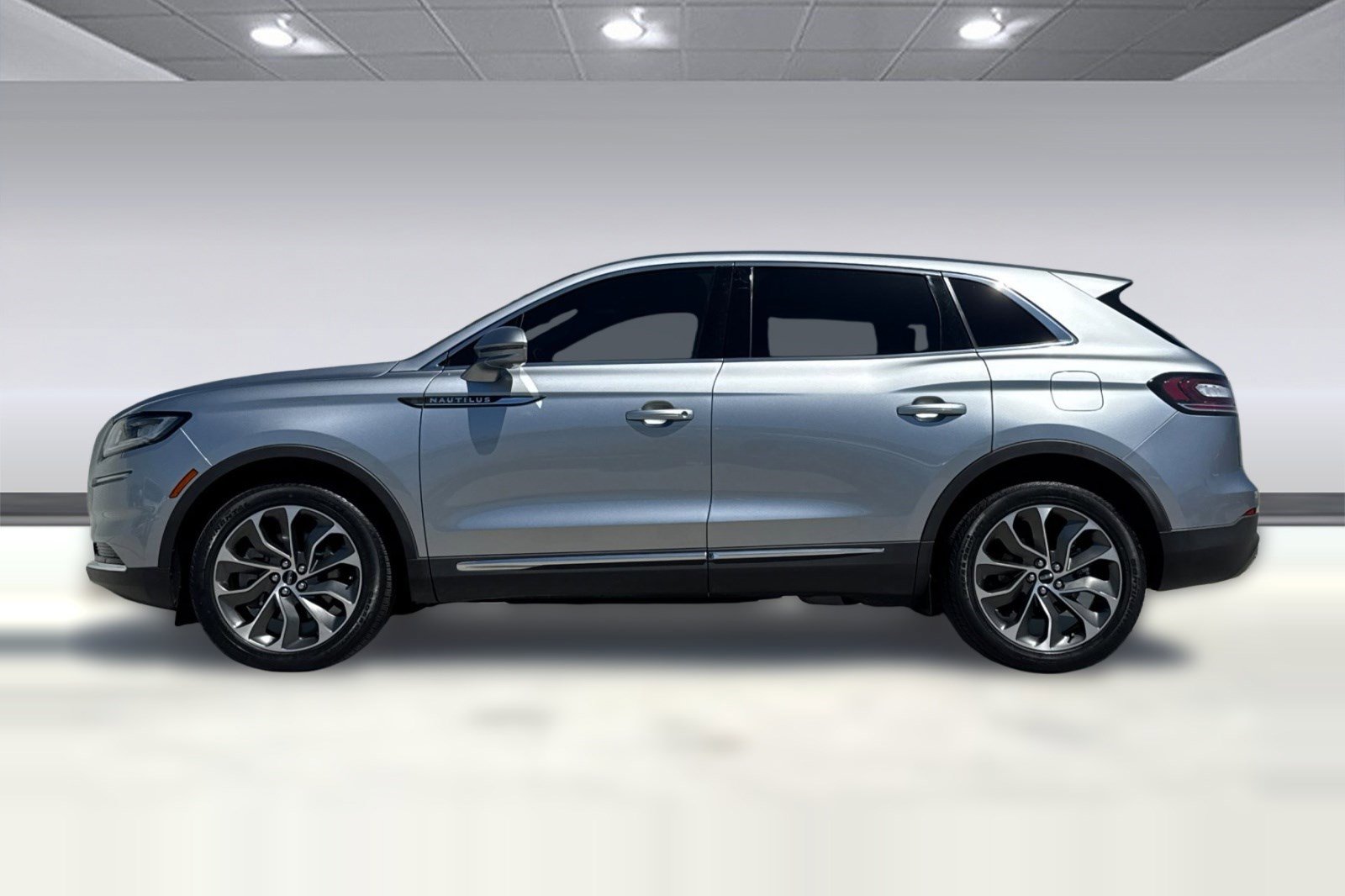 Used 2022 Lincoln Nautilus Reserve w/ Cargo Utility Package FWD image 2