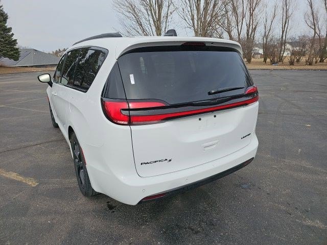 Used 2025 Chrysler Pacifica Limited image 3