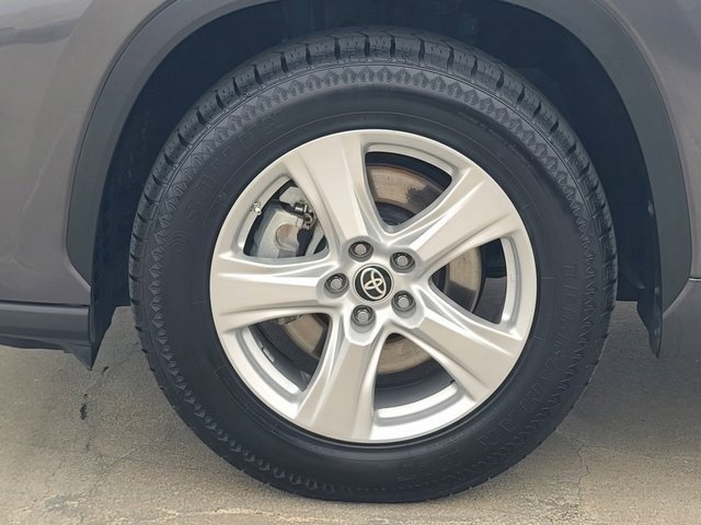 Used 2023 Toyota Highlander LE image 5