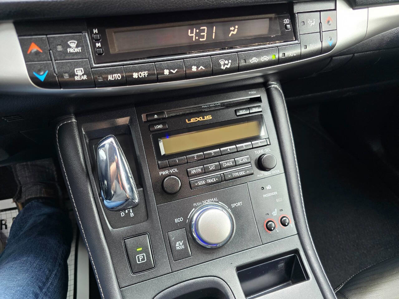 Used 2011 Lexus CT 200h Premium image 18