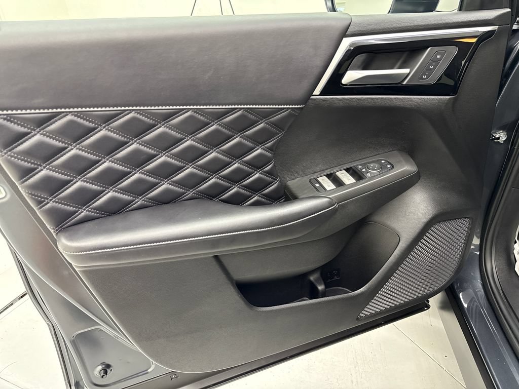 Used 2025 Mitsubishi Outlander 4WD Plug-In Hybrid image 11