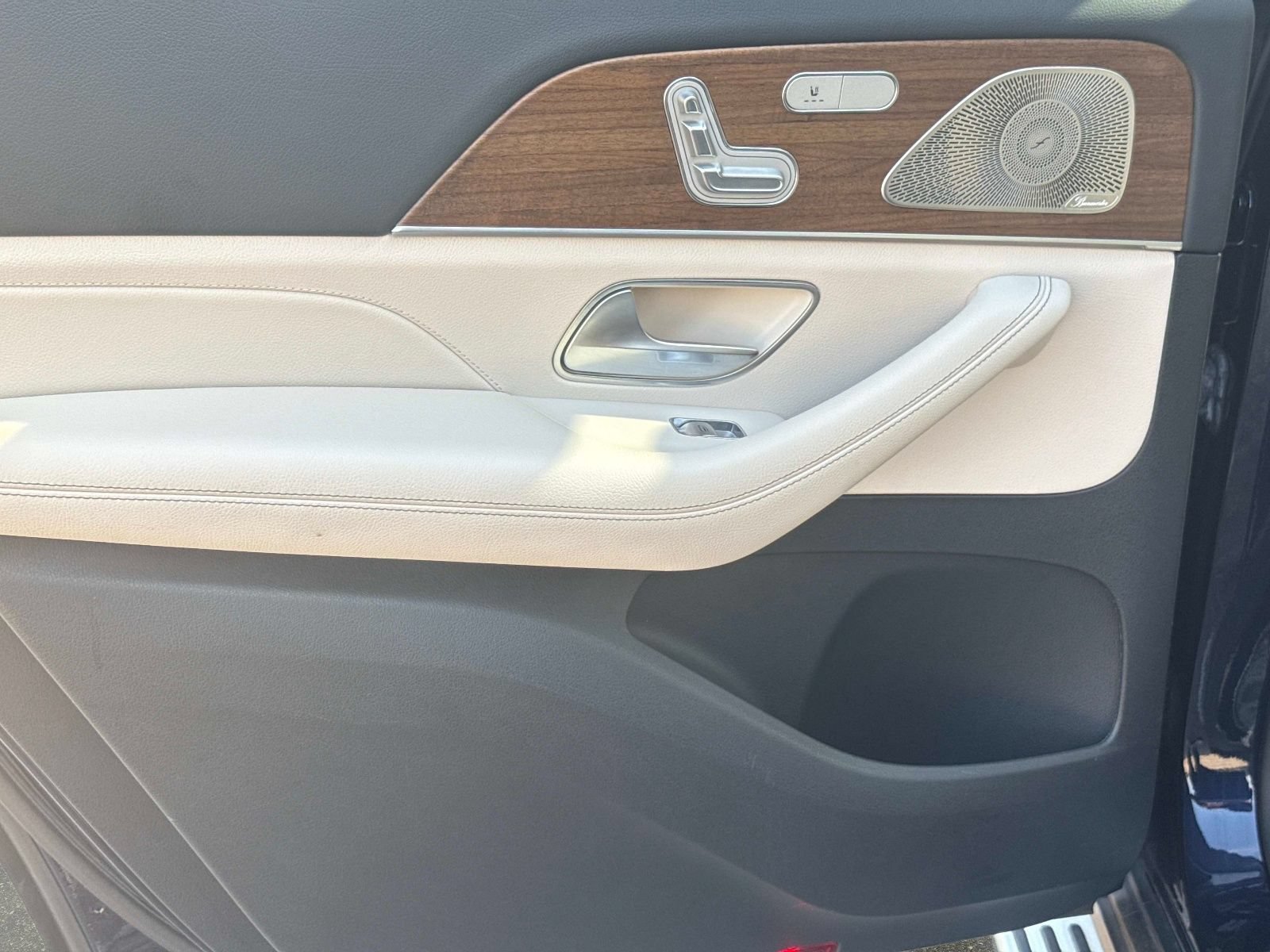 Used 2022 Mercedes-Benz GLS 450 4MATIC image 11