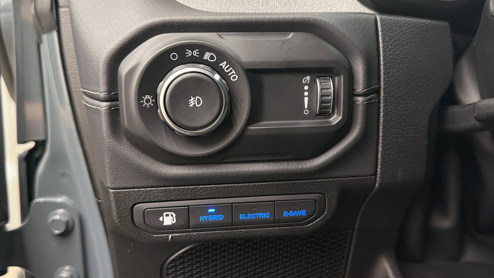 Used 2025 Jeep Wrangler Unlimited Sahara AWD/4WD image 26