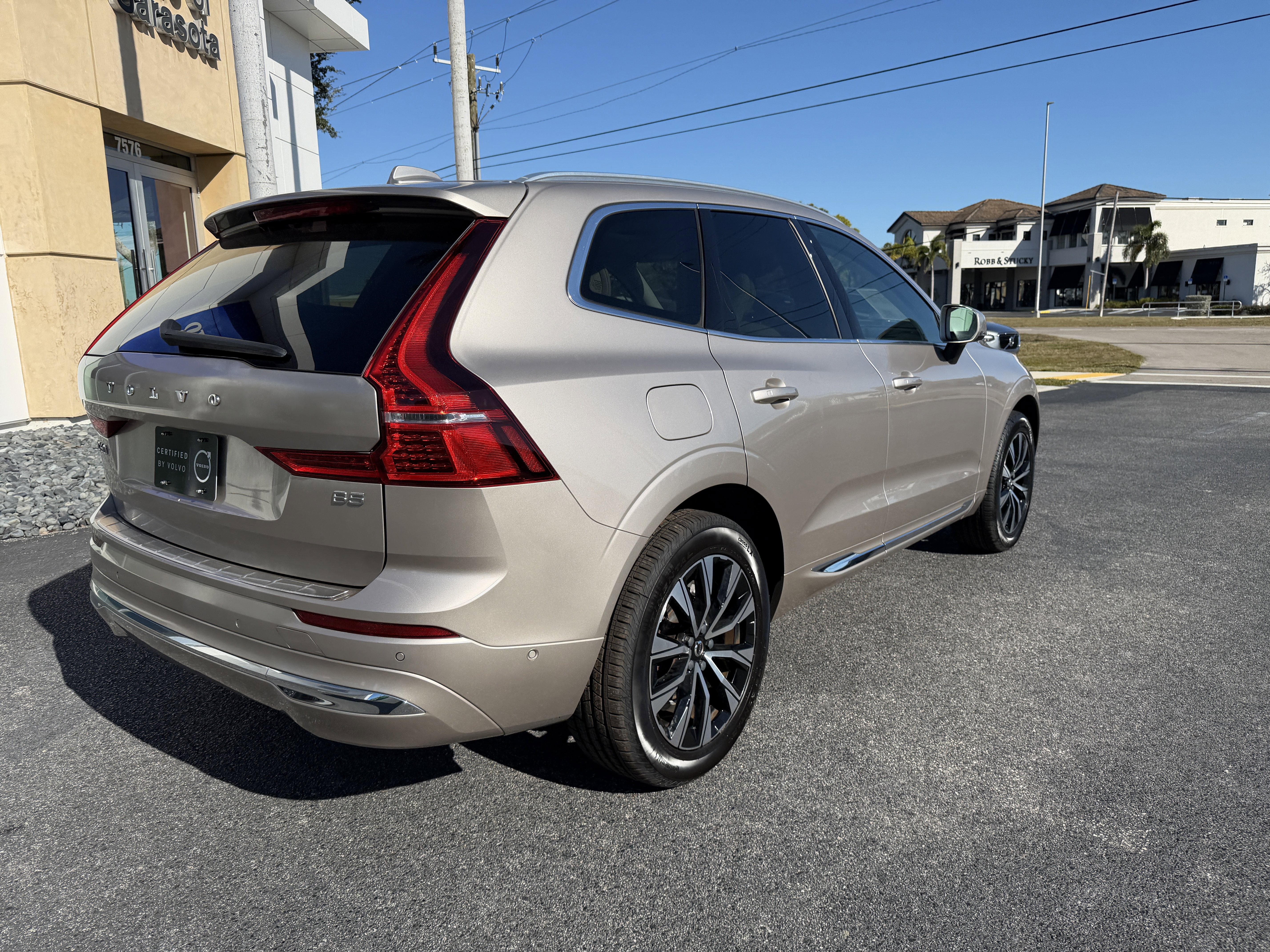 Certified 2023 Volvo XC60 B5 Plus w/ Protection Package Premier image 3