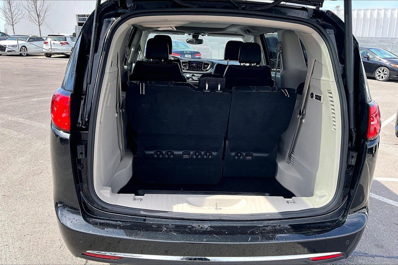 Used 2020 Chrysler Pacifica Limited image 4