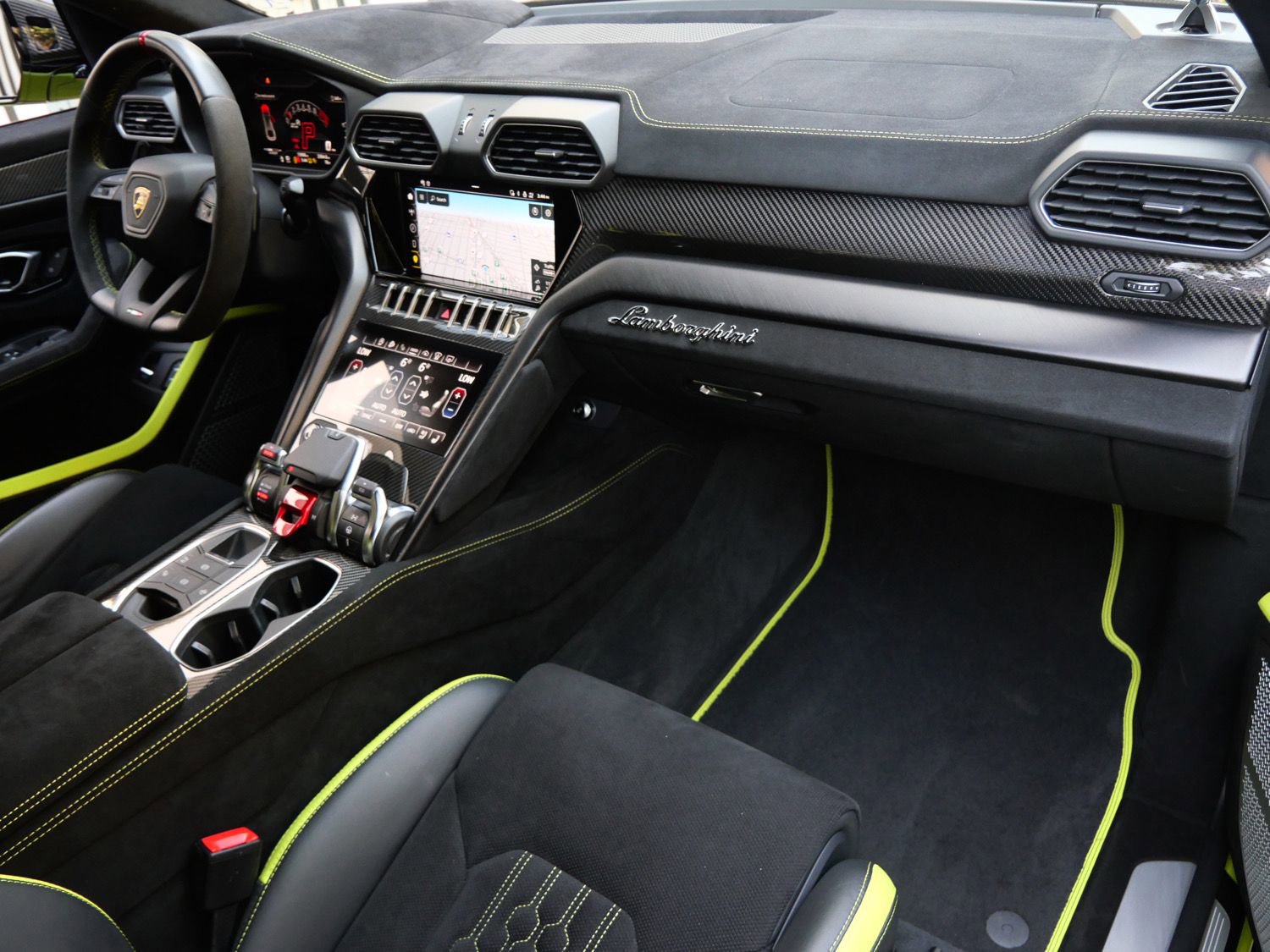 Used 2024 Lamborghini Urus Performante AWD/4WD image 40