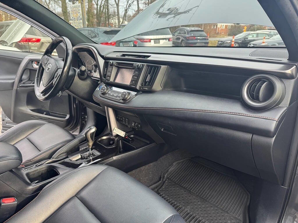 Used 2018 Toyota RAV4 SE image 25