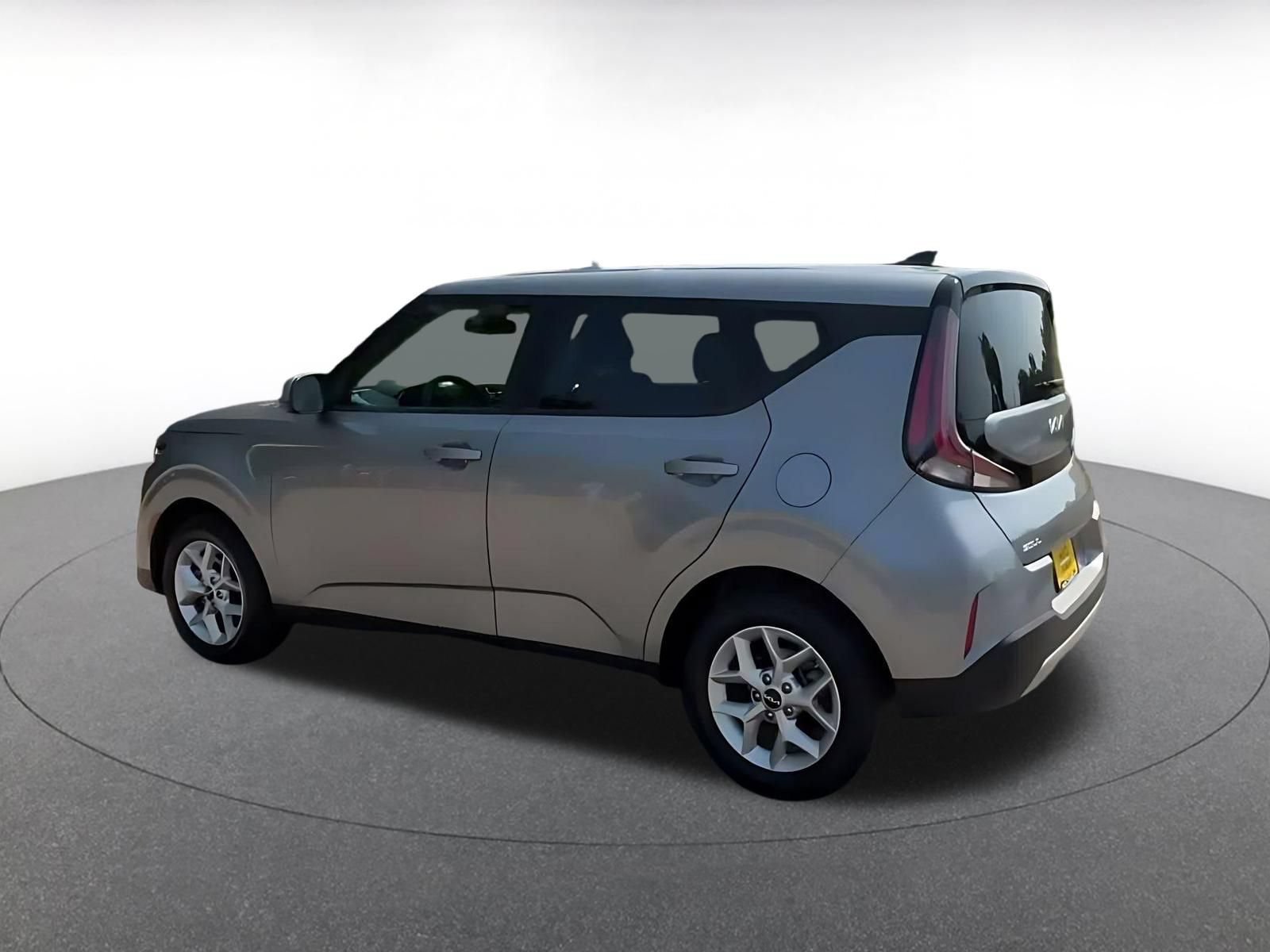 Used 2025 Kia Soul LX w/ LX Technology Package FWD image 10