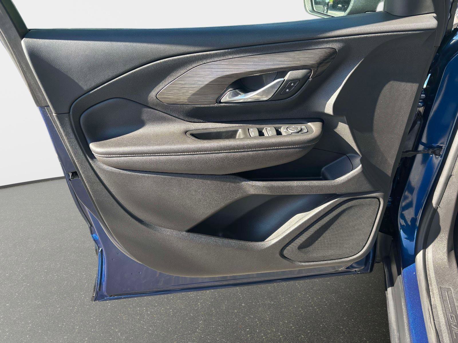 Used 2022 GMC Terrain SLE w/ Driver Convenience Package image 16