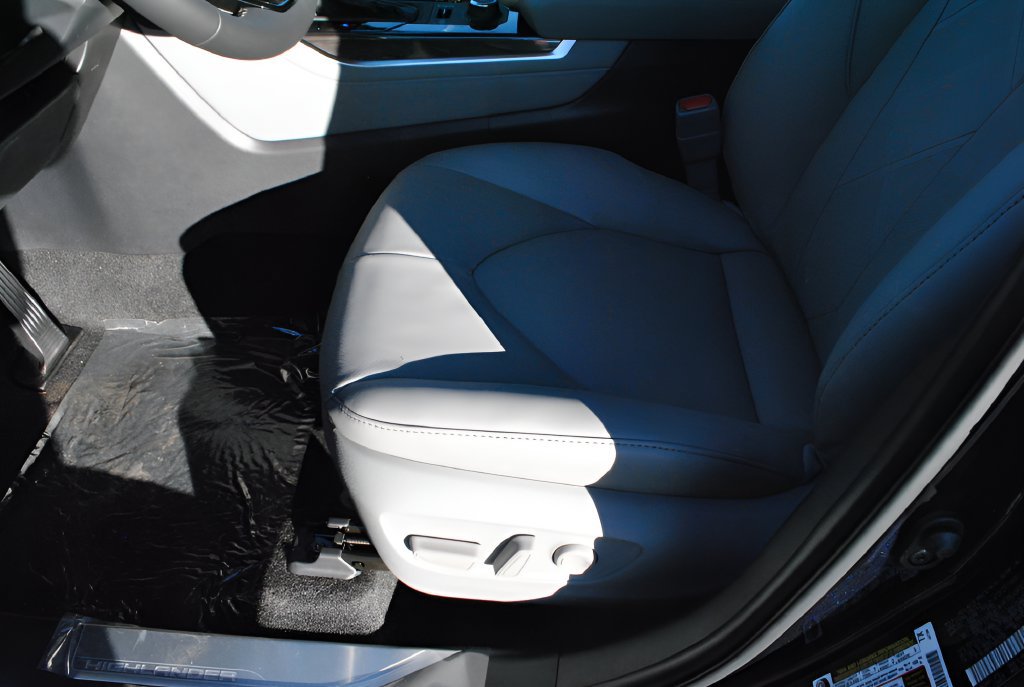 New 2026 Toyota Highlander Platinum AWD/4WD image 7