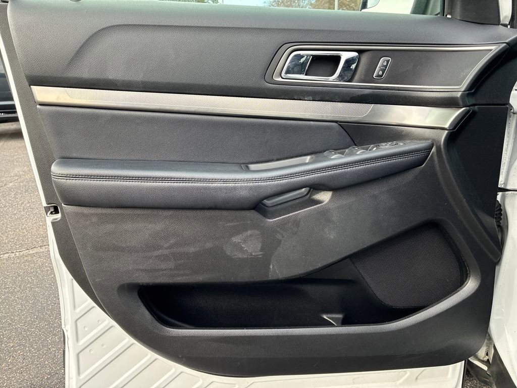 Used 2018 Ford Explorer XLT image 11