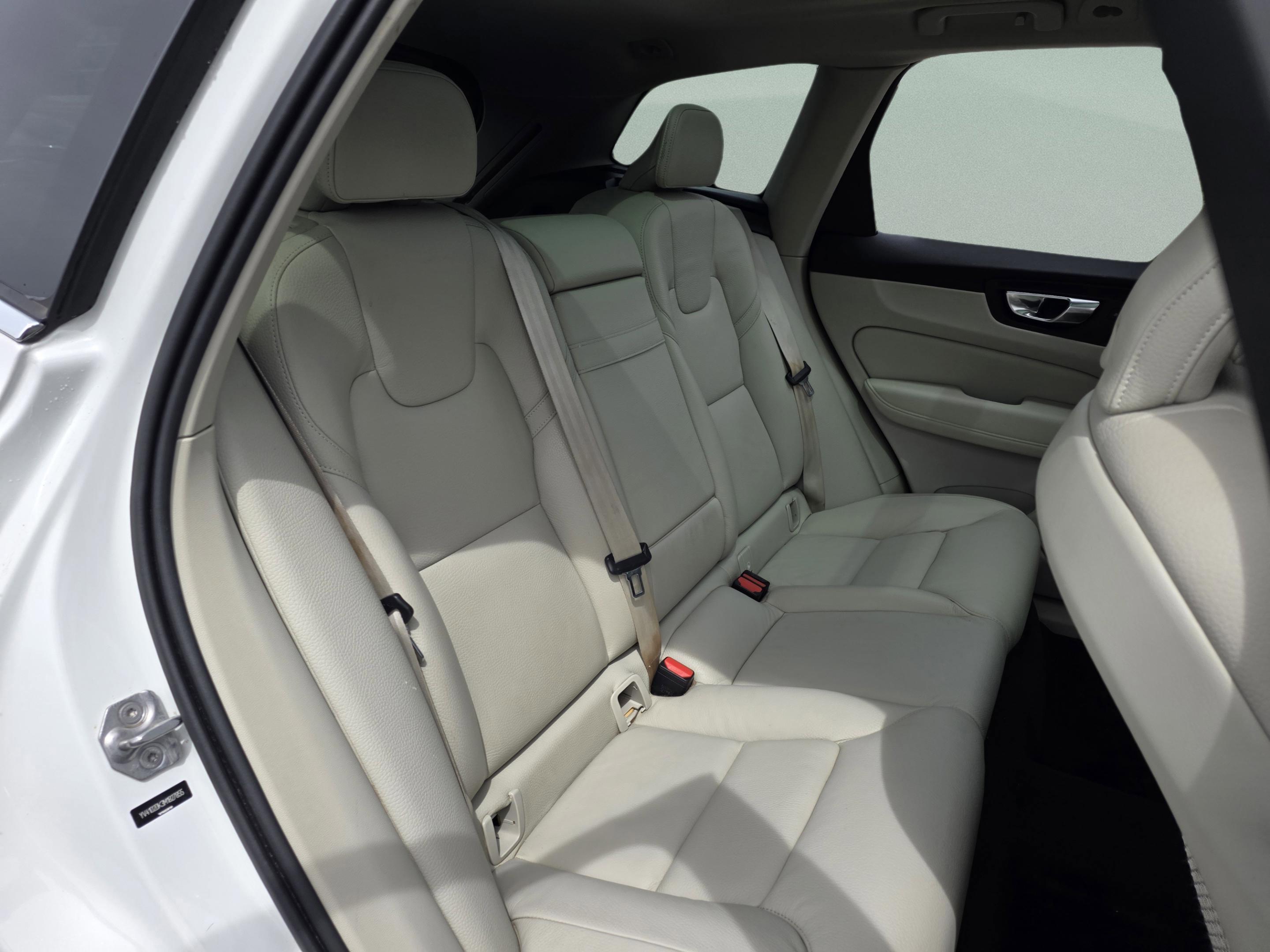 Used 2021 Volvo XC60 T5 Momentum w/ Climate Package image 29