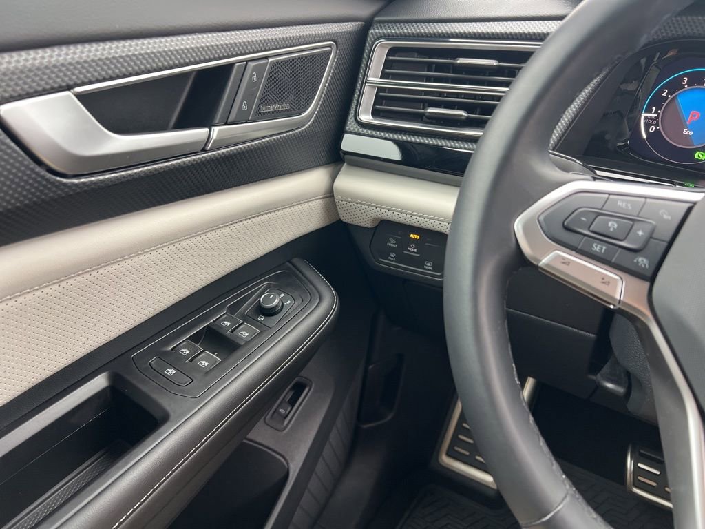 Used 2025 Volkswagen Atlas Cross Sport SEL Premium R-Line image 19