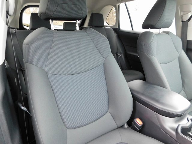 Used 2022 Toyota RAV4 LE image 18
