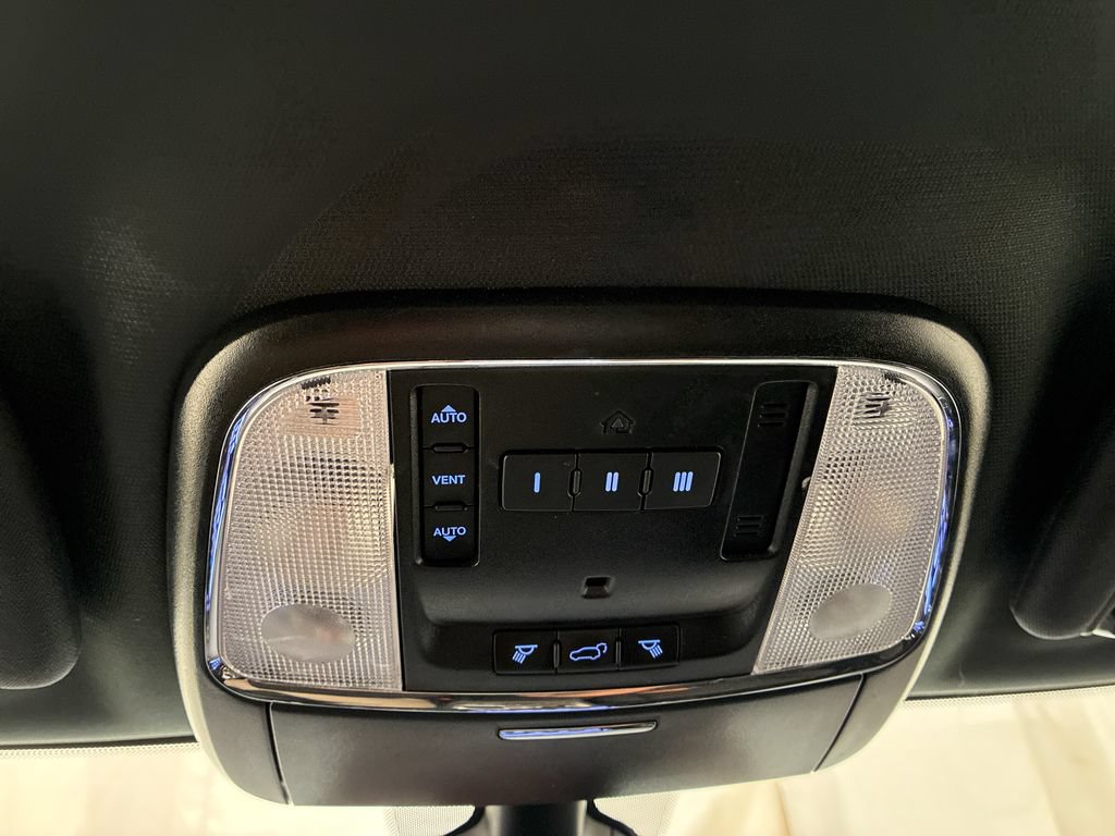 Used 2019 Jeep Grand Cherokee Laredo AWD/4WD image 23