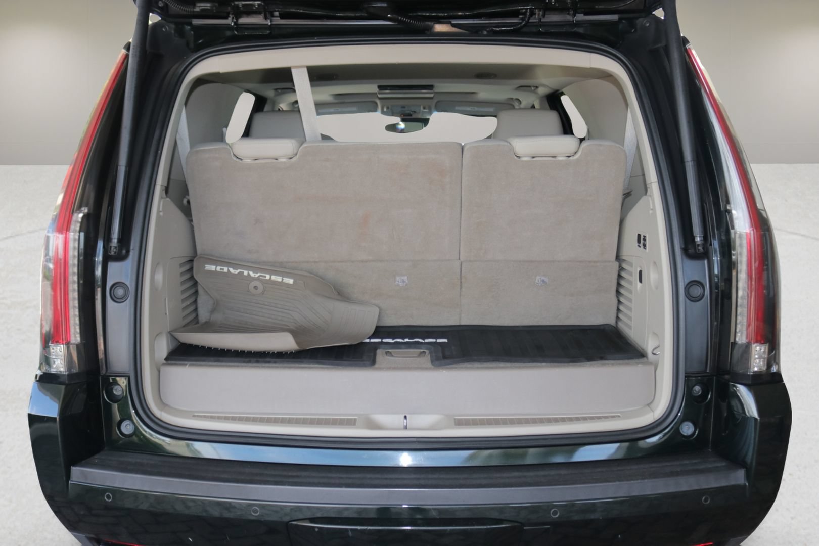 Used 2016 Cadillac Escalade Luxury AWD/4WD image 17