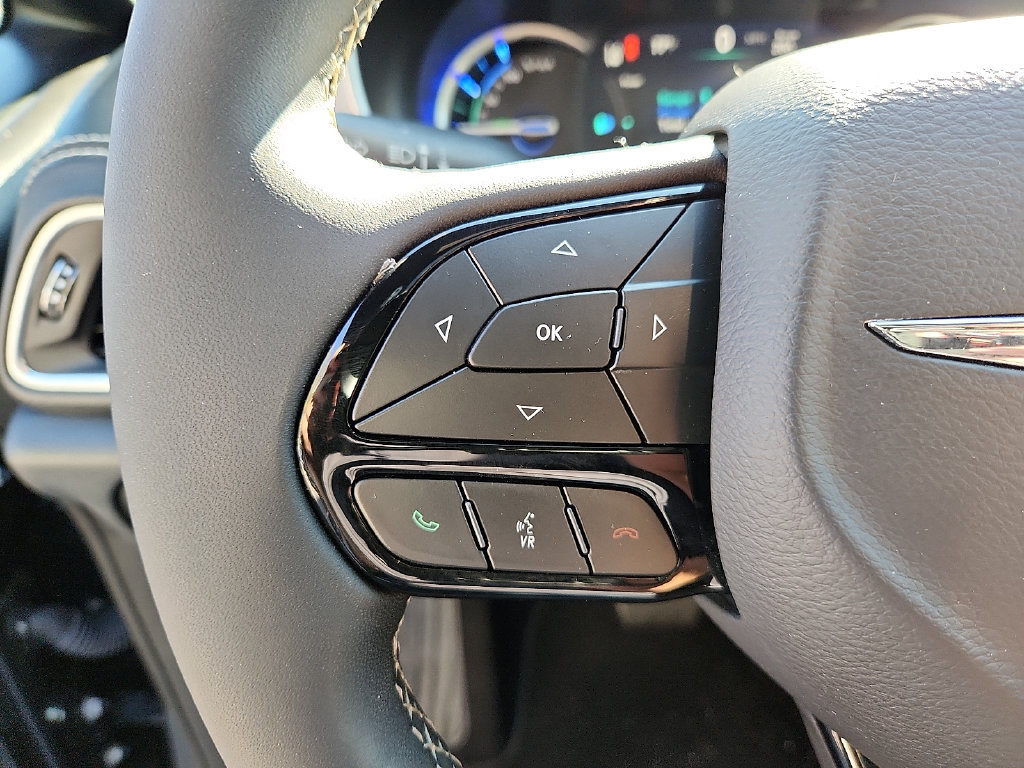 Used 2024 Chrysler Pacifica Premium FWD image 23