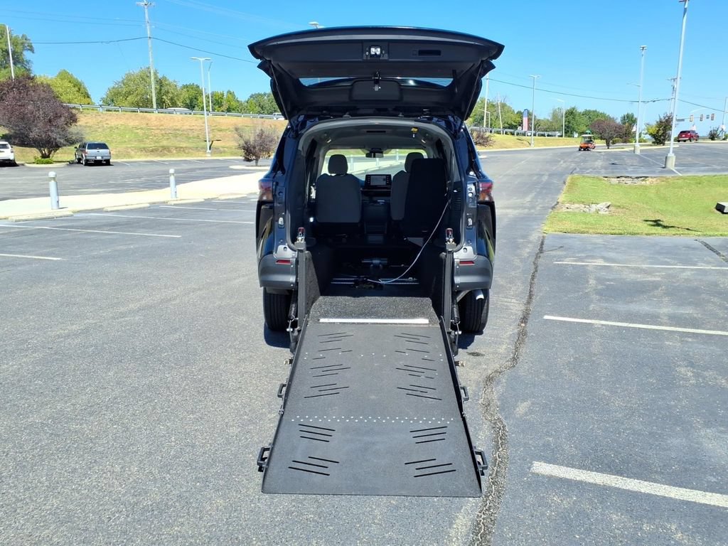 Used 2024 Toyota Sienna LE FWD image 7