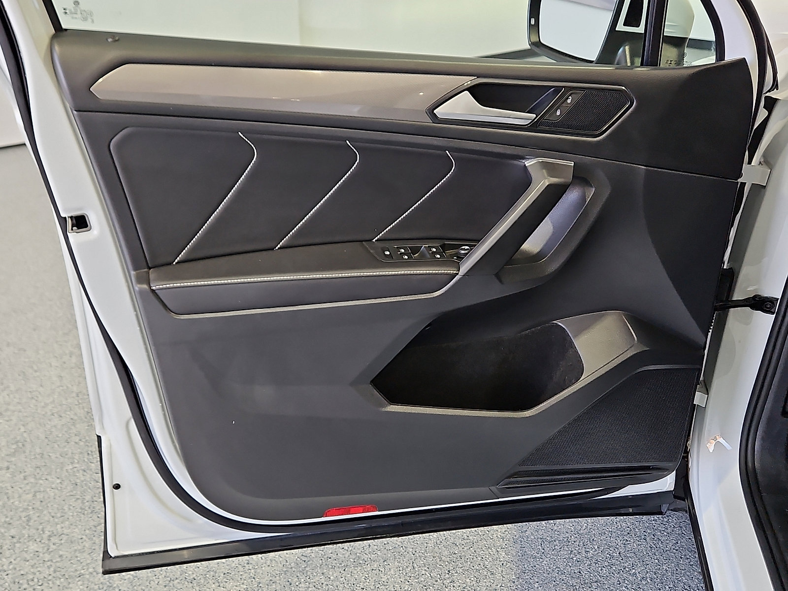 Certified 2023 Volkswagen Tiguan SE image 11