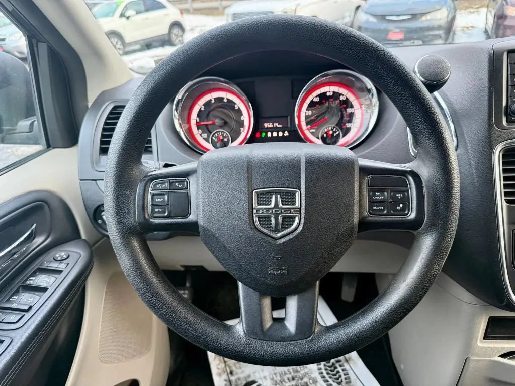 Used 2018 Dodge Grand Caravan SE w/ UConnect Hands-Free Group FWD image 18