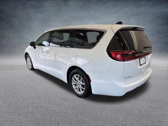 Used 2023 Chrysler Pacifica Touring-L FWD image 11