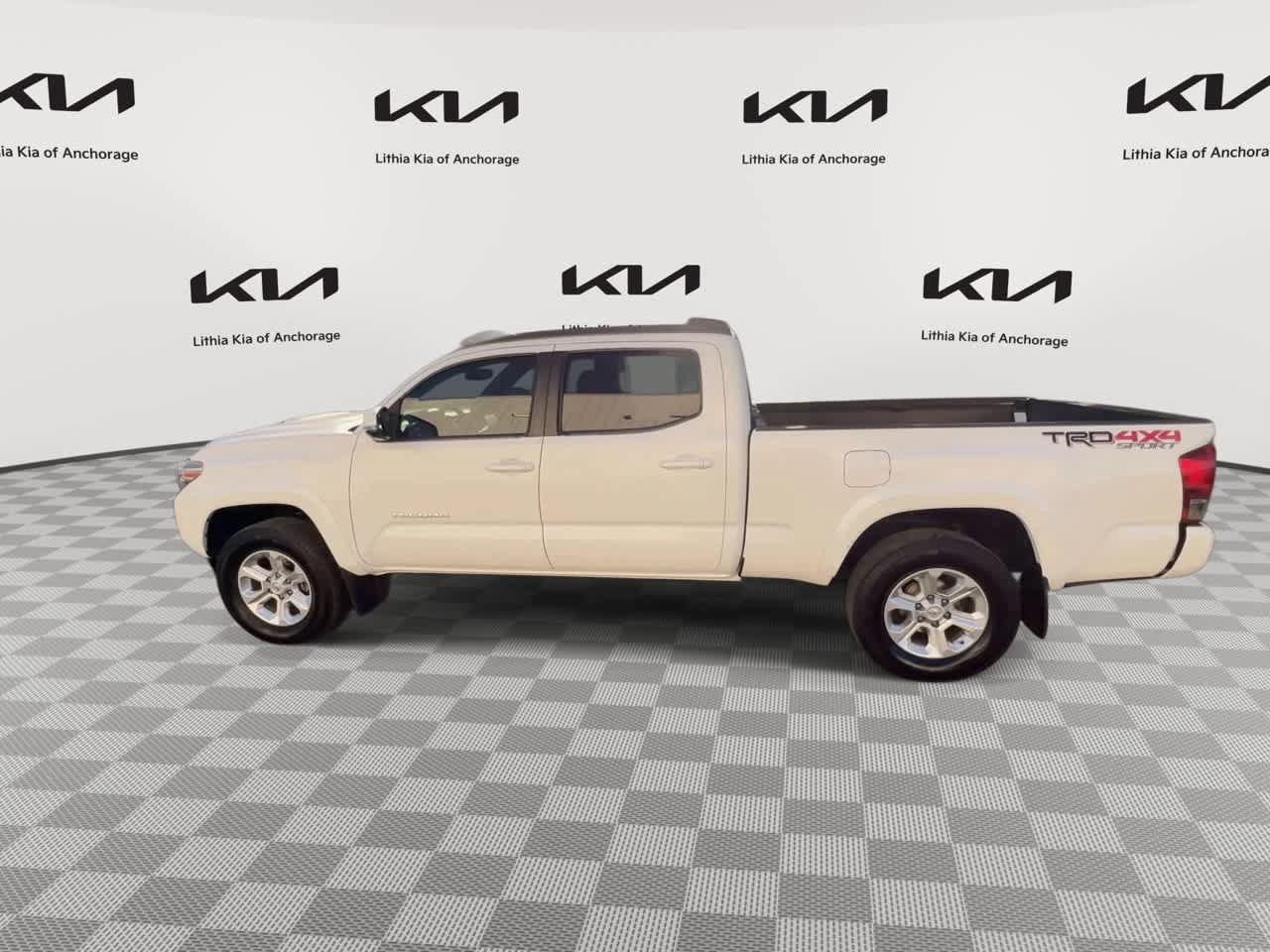 Used 2016 Toyota Tacoma TRD Sport w/ Towing Package AWD/4WD image 5