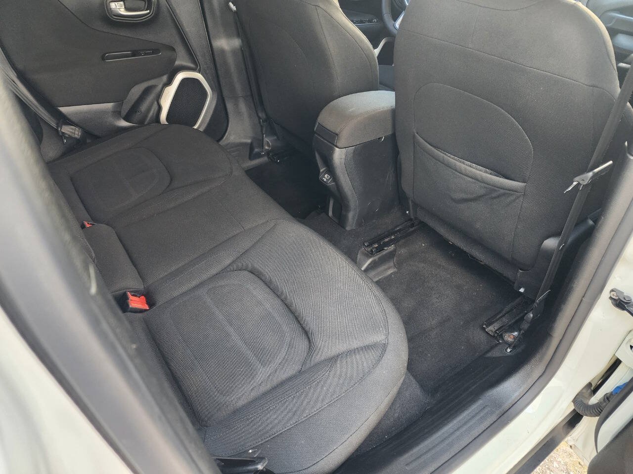 Used 2018 Jeep Renegade Latitude FWD image 12