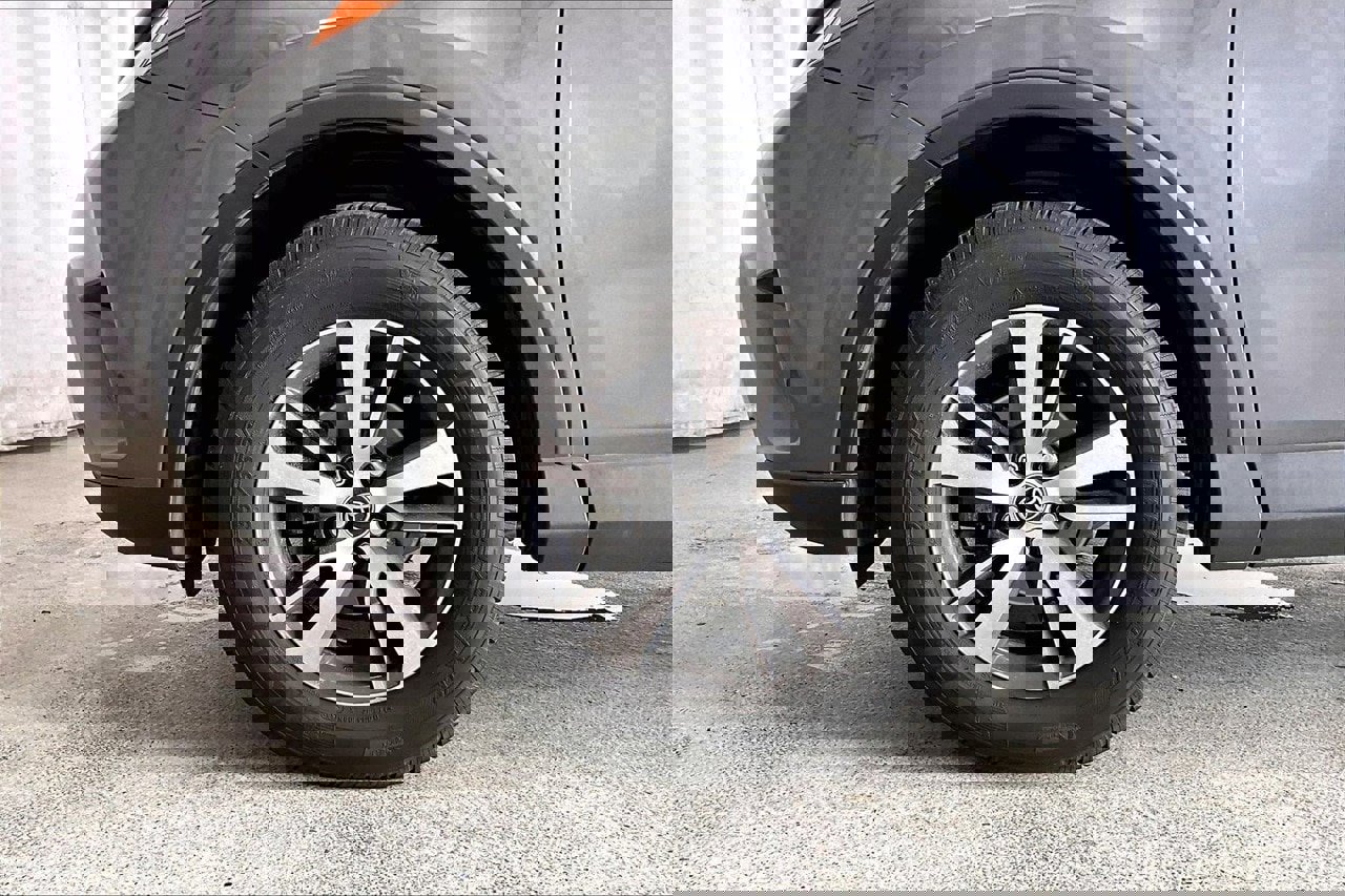 Used 2018 Toyota RAV4 XLE image 6