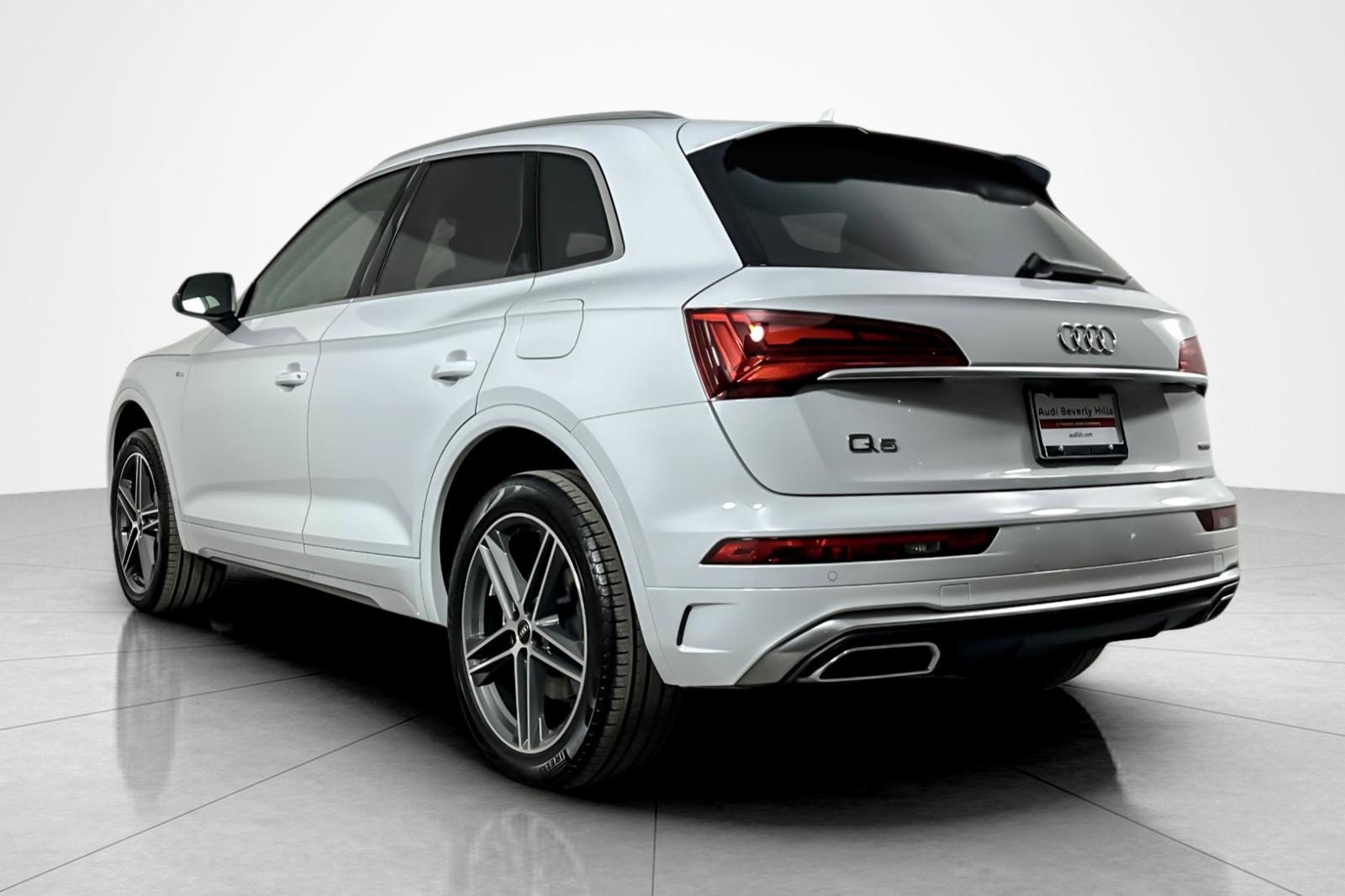 Used 2023 Audi Q5 e Premium w/ Convenience Package image 3