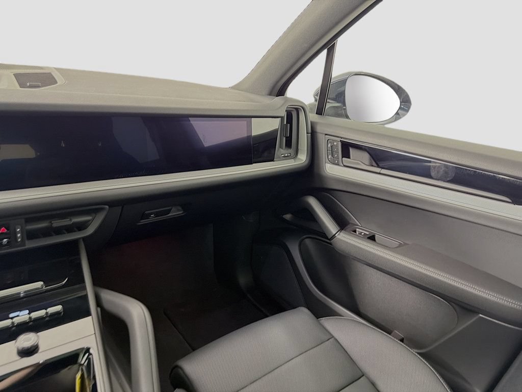 Certified 2025 Porsche Cayenne AWD/4WD image 25